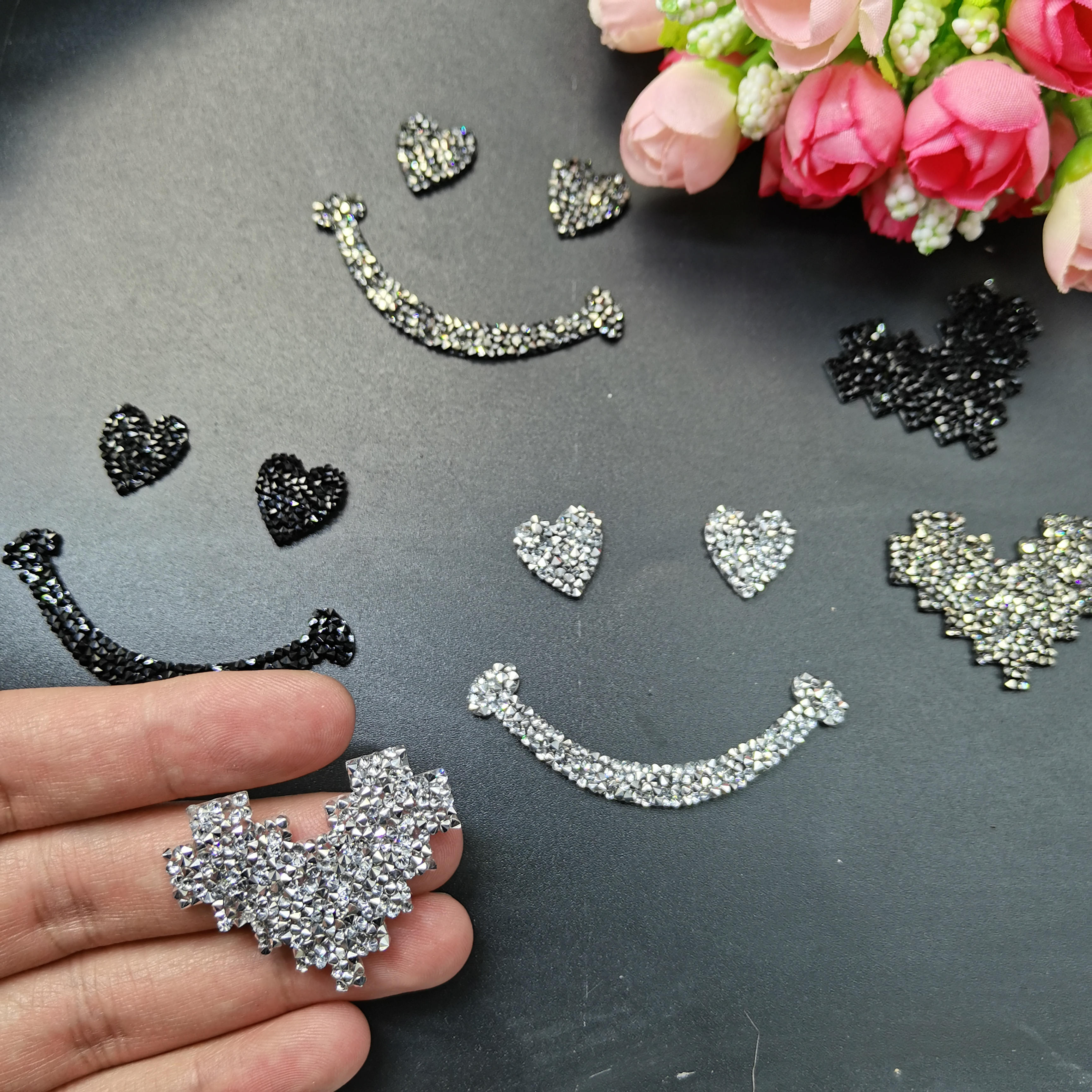 New 3colors Glitter Heart Smil – Hotfix Rhinestone Sheet Bewertung und Preis