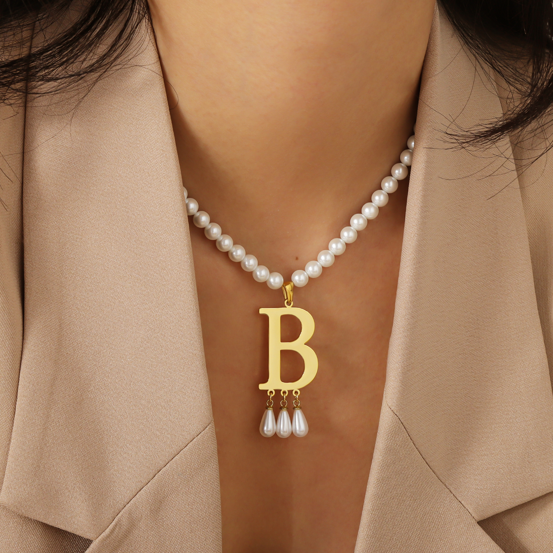 Customized Initial Pendant Lux – Pearl Trim Chain Bewertung und Preis