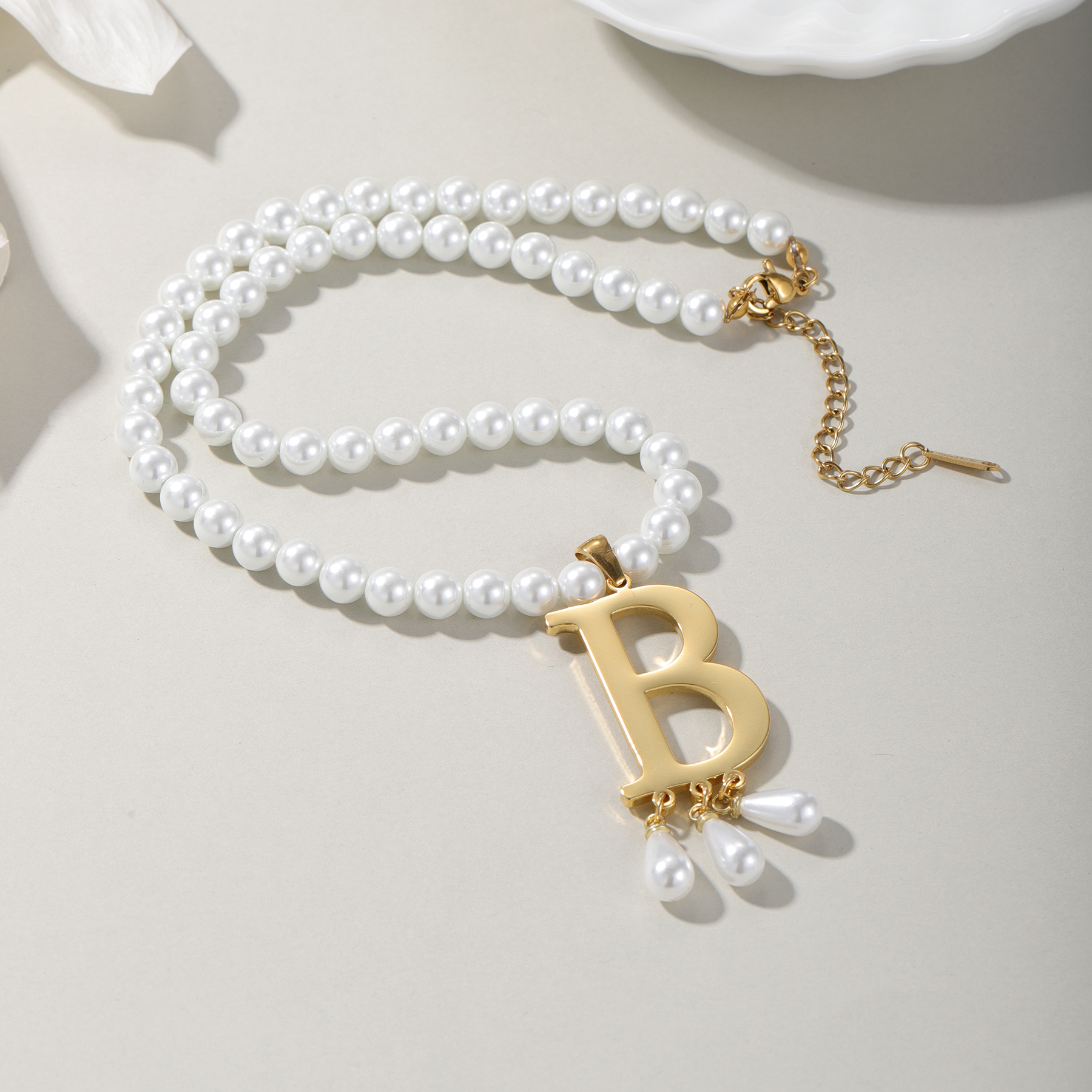 Customized Initial Pendant Lux – Pearl Trim Chain Bewertung und Preis